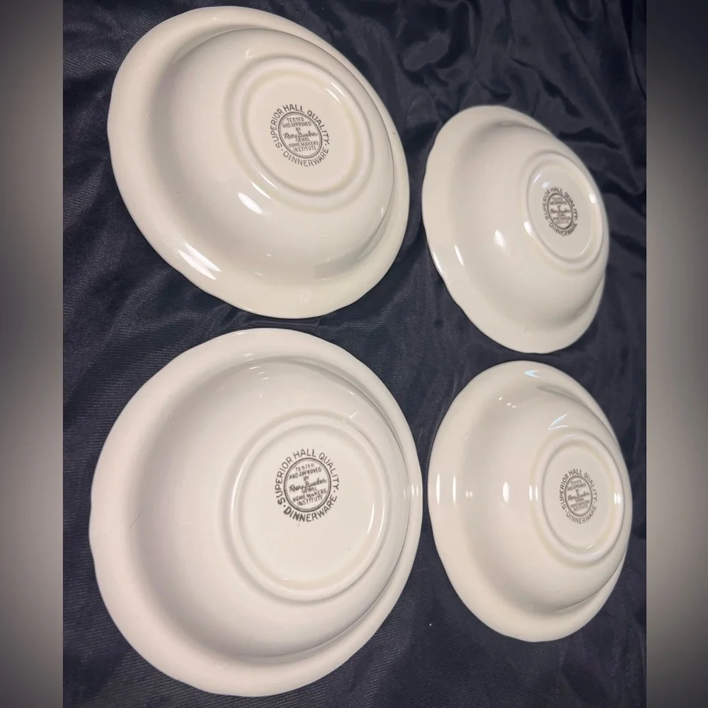Hall Jewel Tea Autumn Leaf - Set of 4 5 1/2” fruit bowls in excellent condition.